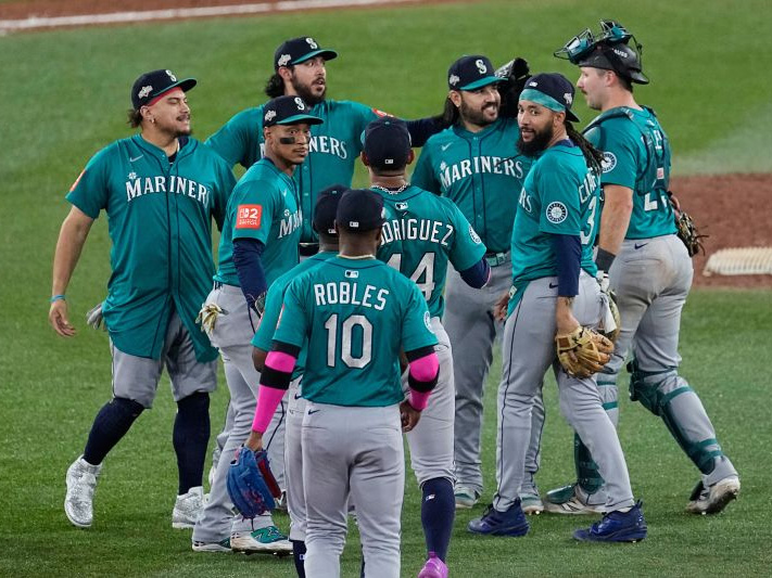 Seattle Mariners players on the field. Credit: David J. Phillip / AP